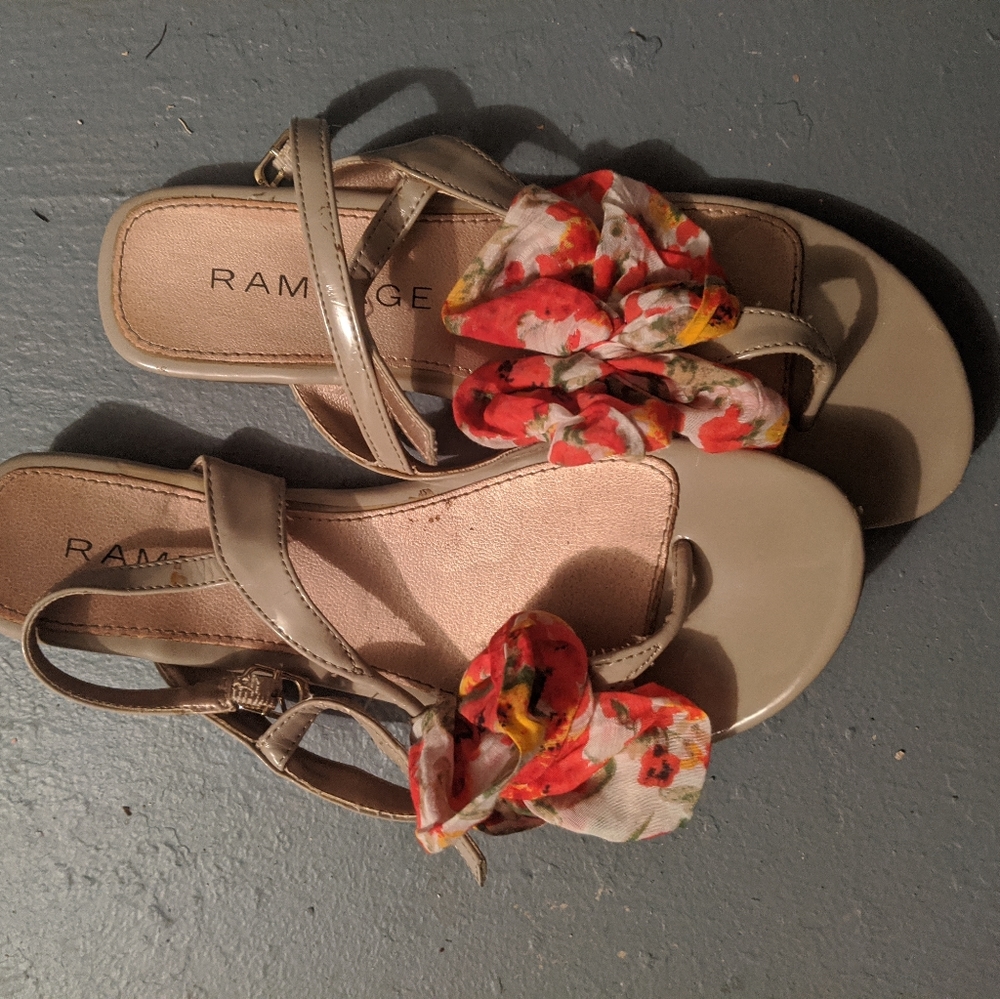 😍 BOGO Free 😍 Adorable floral sandals